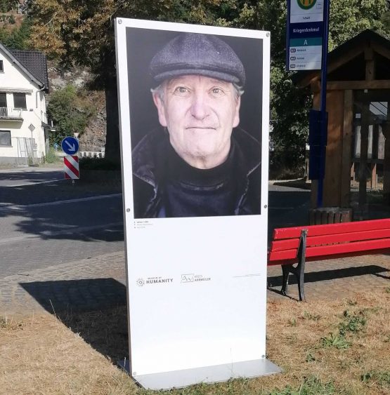 Eine der 36 Stehelen in Schuld JED